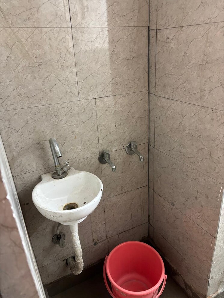 Bathroom, green fields colony 4 Bedroom 2000 Sq.Ft. Builder Floor In Green Fields Colony Faridabad 9644428