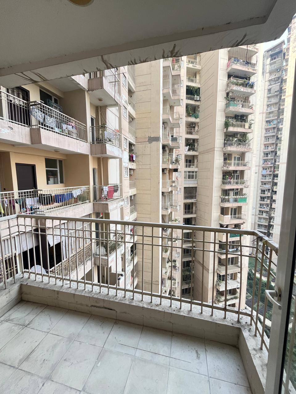 2 BHK + Extra Room Apartment For Sale in Ajnara Homes