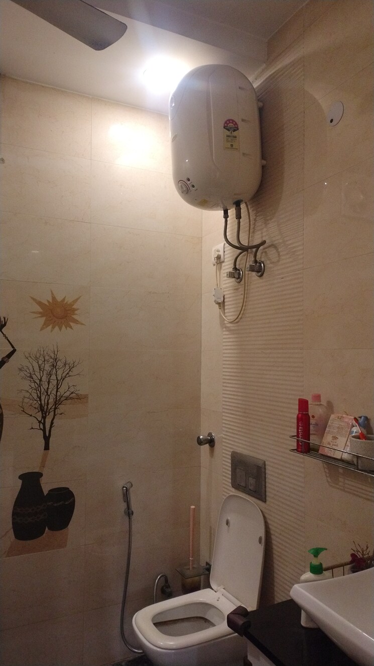 Bathroom, sheikh sarai 3 Bedroom 1500 Sq.Ft. Builder Floor In Sheikh Sarai Delhi 9644668