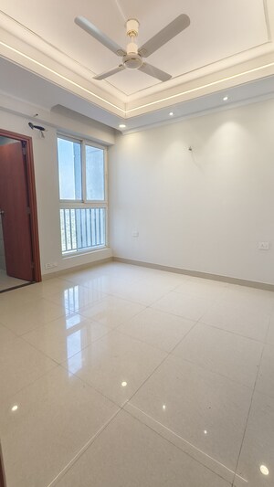 Room in 3 BHK Apartment at Tata Eureka Park, Sector 150 – for Rent