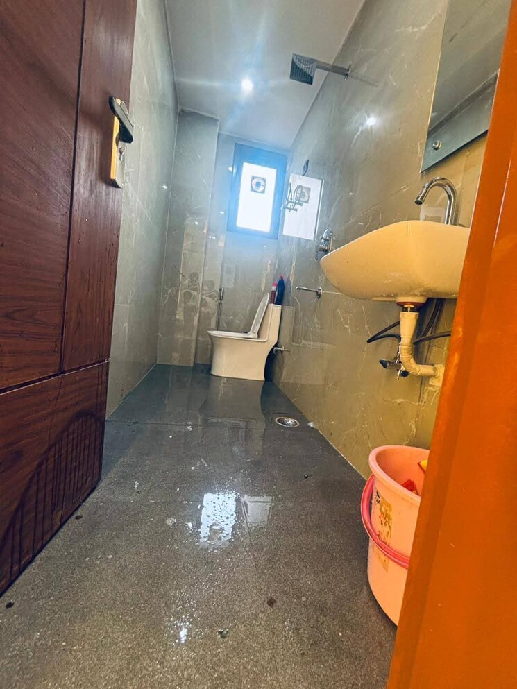 Attached Bathroom, paryavaran complex 3 Bedroom 1500 Sq.Ft. Apartment In Paryavaran Complex Delhi 9644927