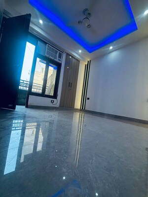 Room in 3 BHK Apartment at Paryavaran Complex – for Rent