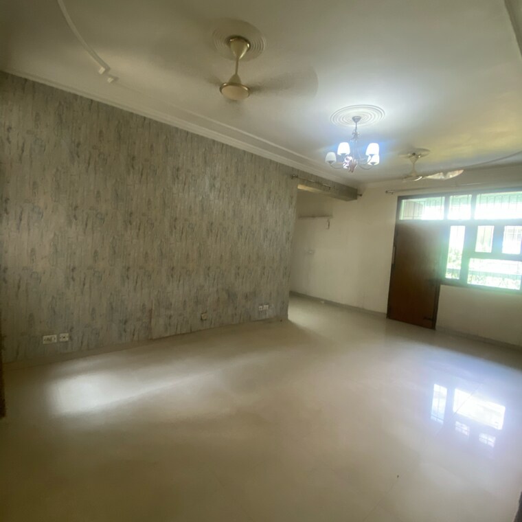 Room, sector 21c 3 Bedroom 350 Sq.Yd. Builder Floor In Sector 21c Faridabad 9645006