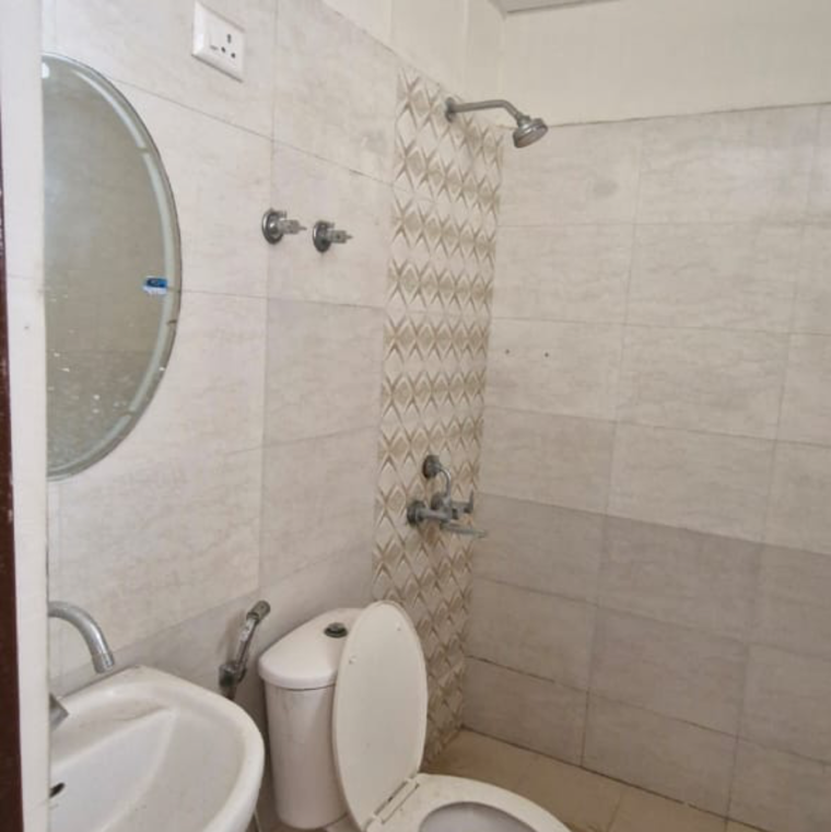 Bathroom, shiv-the-ozone-solitaire 3 Bedroom 1735 Sq.Ft. Apartment In Indra Colony Faridabad 9644991