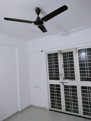 Room in 3 BHK Apartment at Tilak Nagar – for Rent