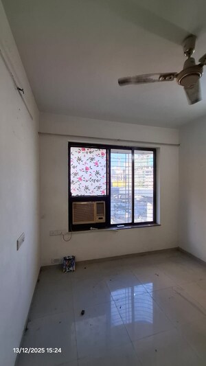 Room in 3 BHK Apartment at Evershine Millennium Paradise, Kandivali East – for Rent