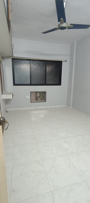 Room in 3 BHK Apartment at Siddharth Nagar CHS, Borivali East – for Rent