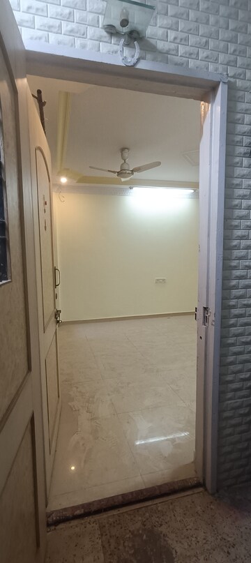 Room in 3 BHK Apartment at Siddharth Nagar CHS, Borivali East – for Rent