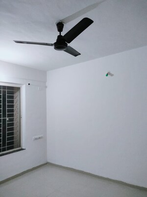 Room in 6+ BHK Apartment at Tilak Nagar – for Rent