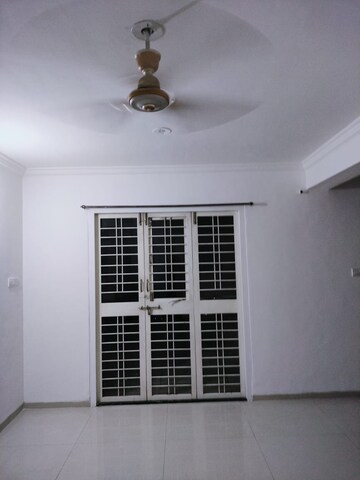 Room in 6+ BHK Apartment at Tilak Nagar – for Rent