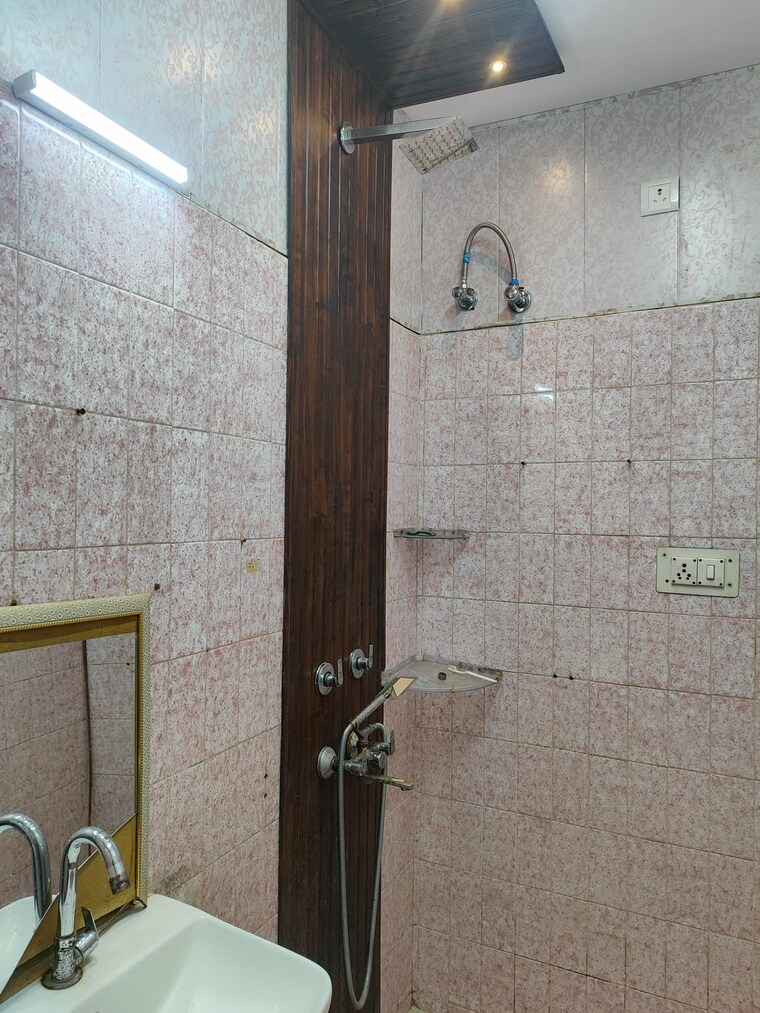 Bathroom, rwa-apartments-sector-26 2.5 Bedroom 1450 Sq.Ft. Villa In Sector 26 Noida 9645499