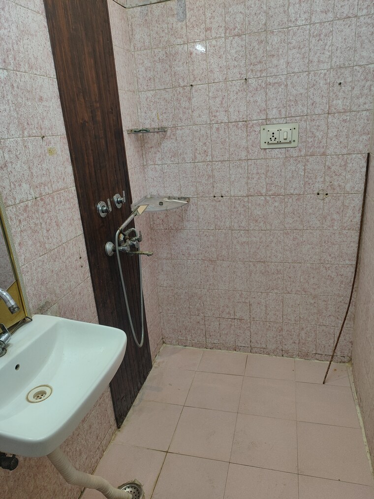 Bathroom, rwa-apartments-sector-26 2.5 Bedroom 1450 Sq.Ft. Villa In Sector 26 Noida 9645499