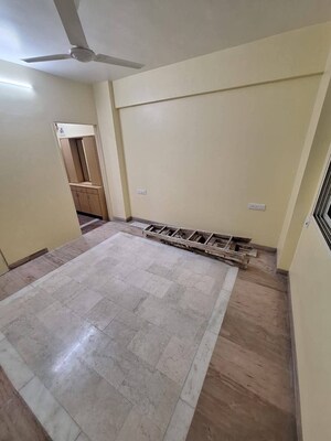 Room in 1 BHK Apartment at Azad Nagar – for Rent
