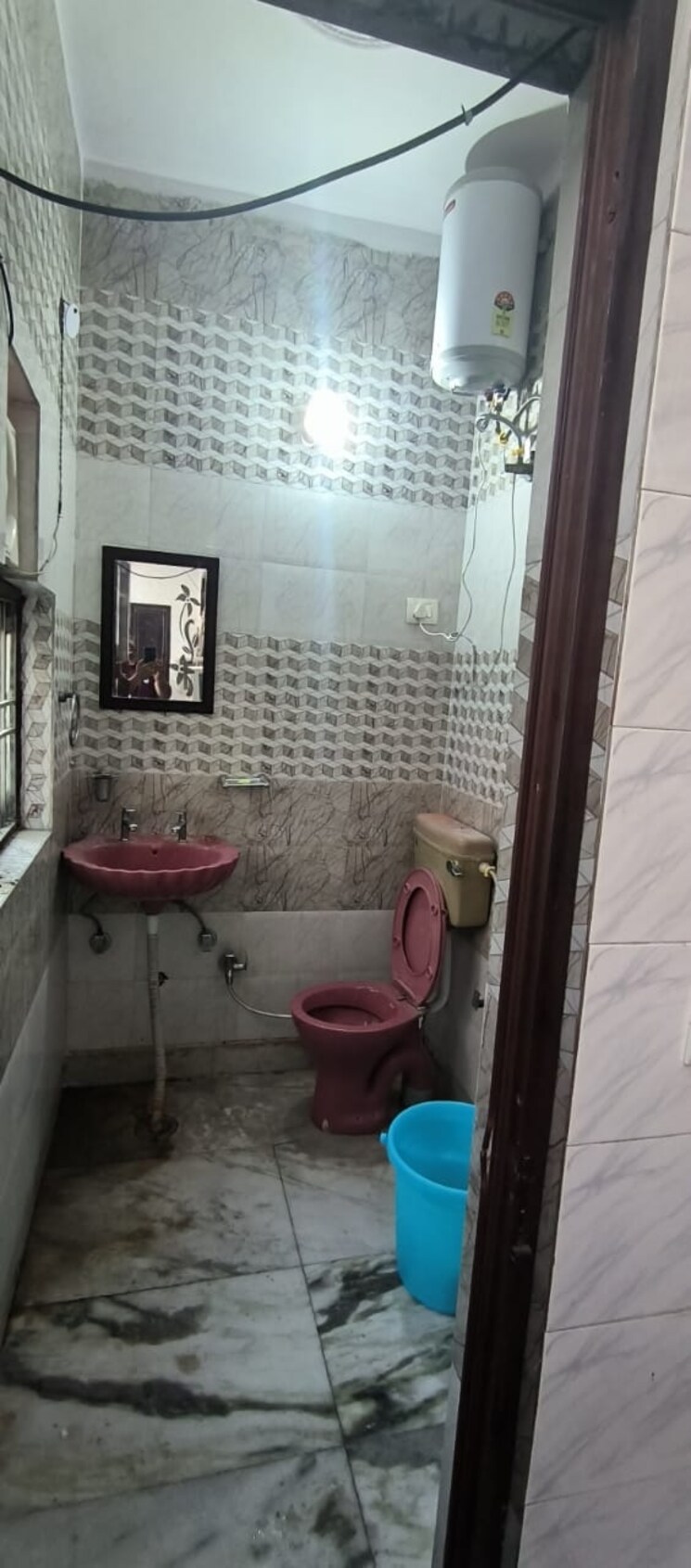 Bathroom, rohini sector 7 3 Bedroom 750 Sq.Ft. Builder Floor In Rohini Sector 7 Delhi 9645547