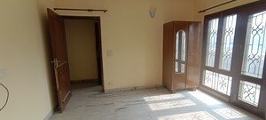 Room in 3 BHK Builder Floor at Unitech Palms, South City 1 – for Rent