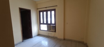 Room in 3 BHK Builder Floor at Unitech Palms, South City 1 – for Rent
