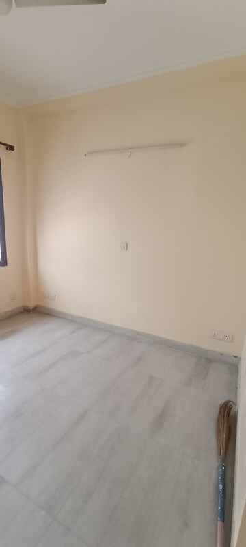 Room in 3 BHK Builder Floor at Unitech Palms, South City 1 – for Rent