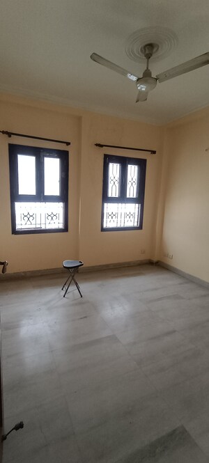 Room in 3 BHK Builder Floor at Unitech Palms, South City 1 – for Rent