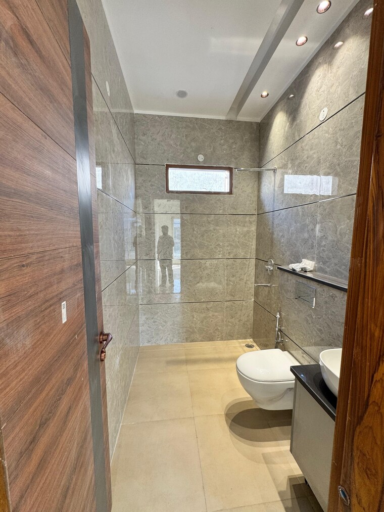 Bathroom, patiala road 3 Bedroom 150 Sq.Yd. Builder Floor In Patiala Road Zirakpur 9645691