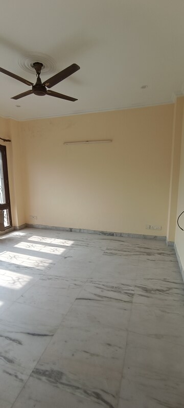 Room in 3 BHK Builder Floor at Unitech Palms, South City 1 – for Rent