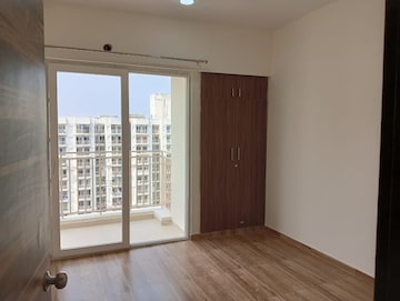 Room in 3 BHK Apartment at Mahagun Mantra I, Sector 10 Greater Noida – for Rent