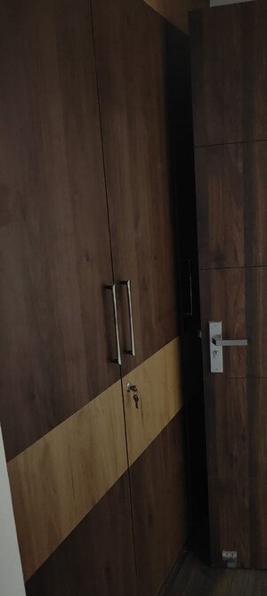 Furnished Amenities in 4 BHK Apartment at DLF The Magnolias, Sector 42 – for Rent