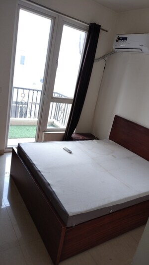 Furnished Amenities in 3.5 BHK Apartment at Emaar Emerald Estate, Sector 65 – for Rent