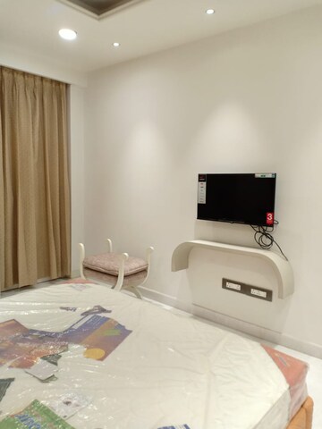 Room in 3 BHK Apartment at Sarvapriya Vihar – for Rent