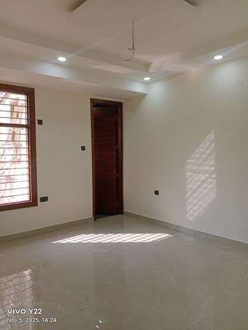 Room in 3 BHK Builder Floor at Ashoka Enclave 3, Sector 35 – for Sale