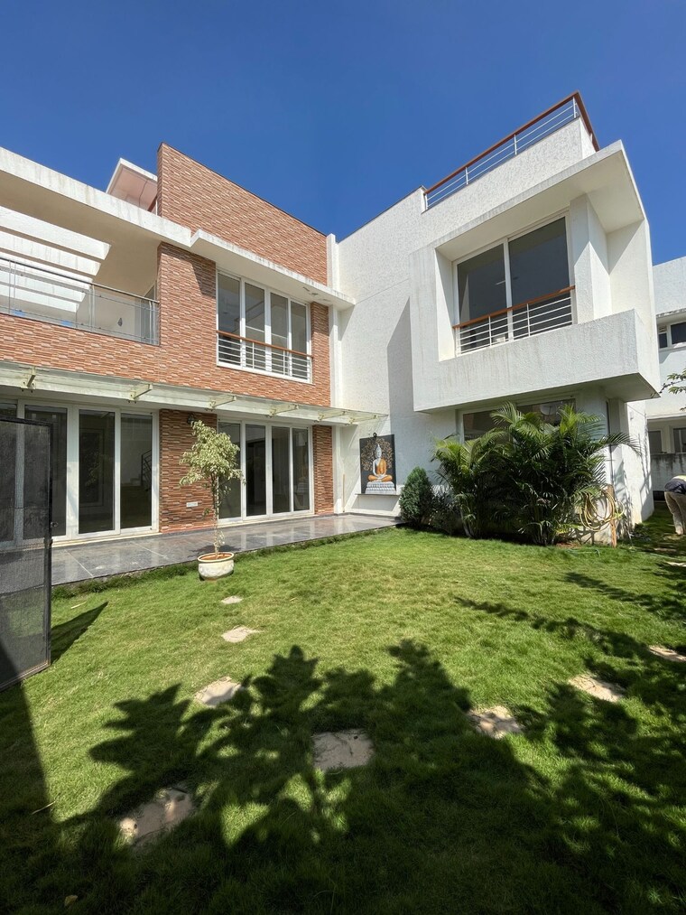 Garden, sterling-villa-grande 4 Bedroom 3800 Sq.Ft. Villa In Whitefield Bangalore 9645866