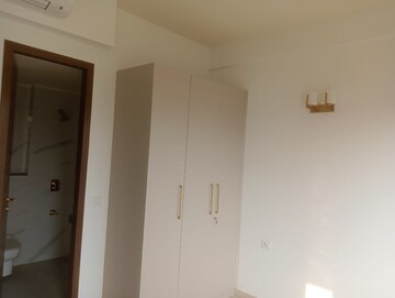 Room in 3 BHK Apartment at Smart World Orchard, Sector 61 – for Rent