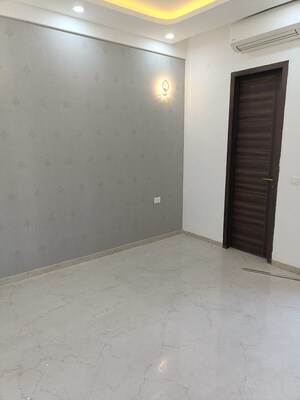 Room in 3 BHK Apartment at Smart World Orchard, Sector 61 – for Rent
