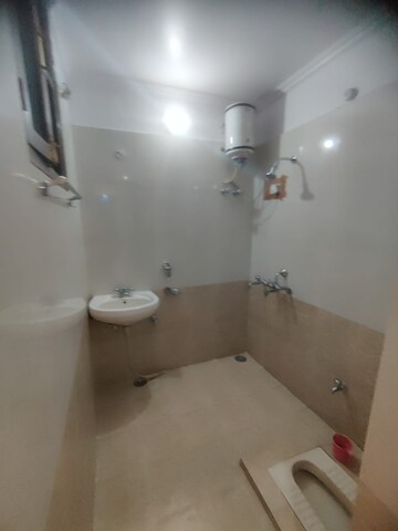Bathroom in 2.5 BHK Villa at Gomti Nagar – for Rent