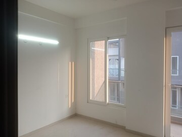 Room in 3 BHK Apartment at Smart World Orchard, Sector 61 – for Rent