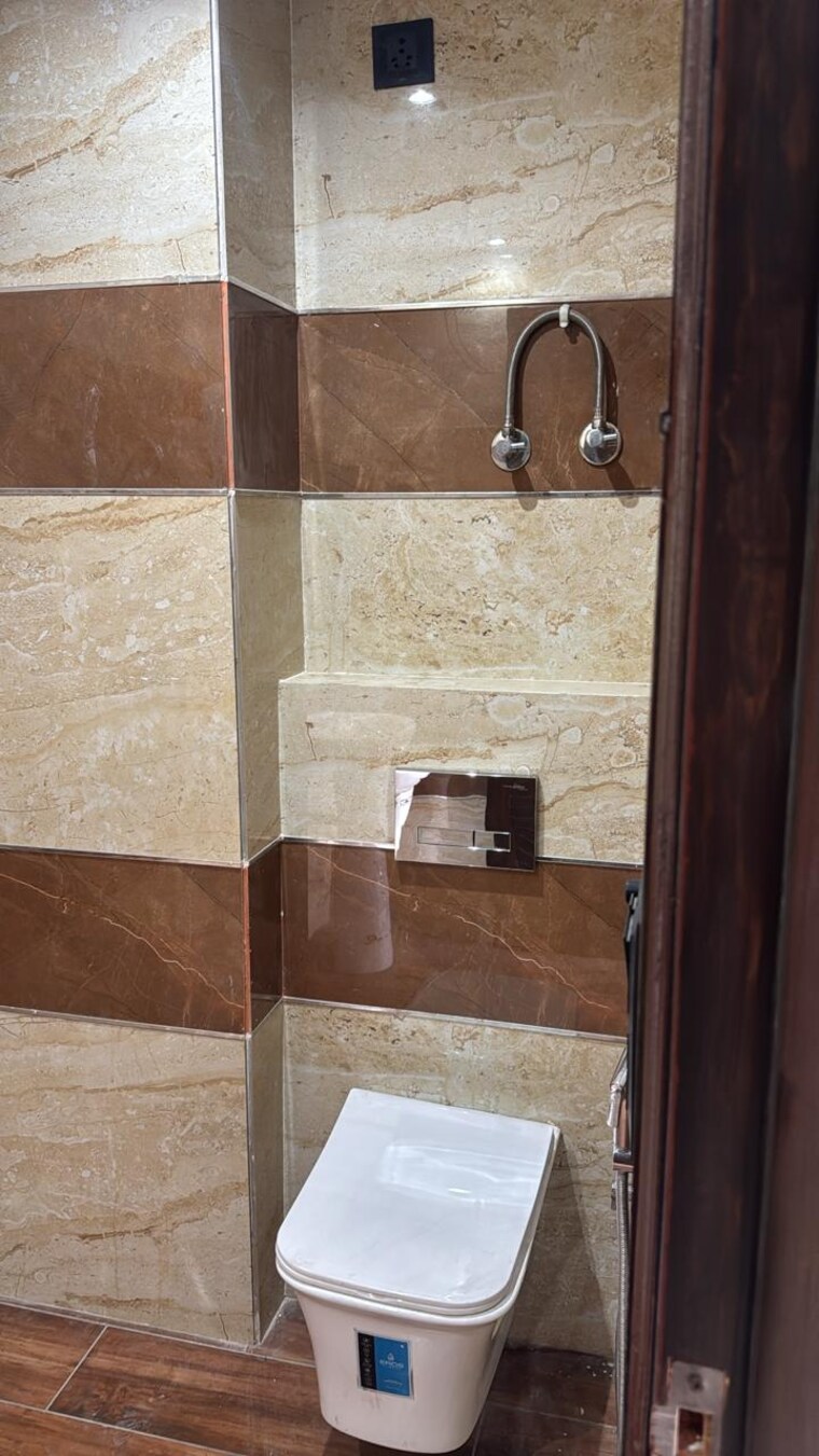 Attached Bathroom, malviya nagar 4 Bedroom 300 Sq.Yd. Apartment In Malviya Nagar Delhi 9646065