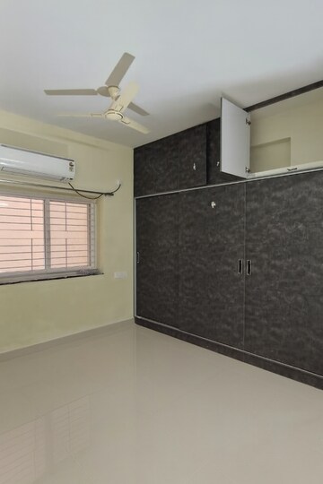Room in 3 BHK Builder Floor at Kondapur – for Rent