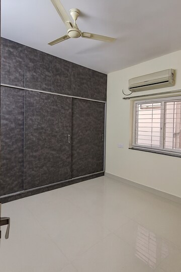 Room in 3 BHK Builder Floor at Kondapur – for Rent