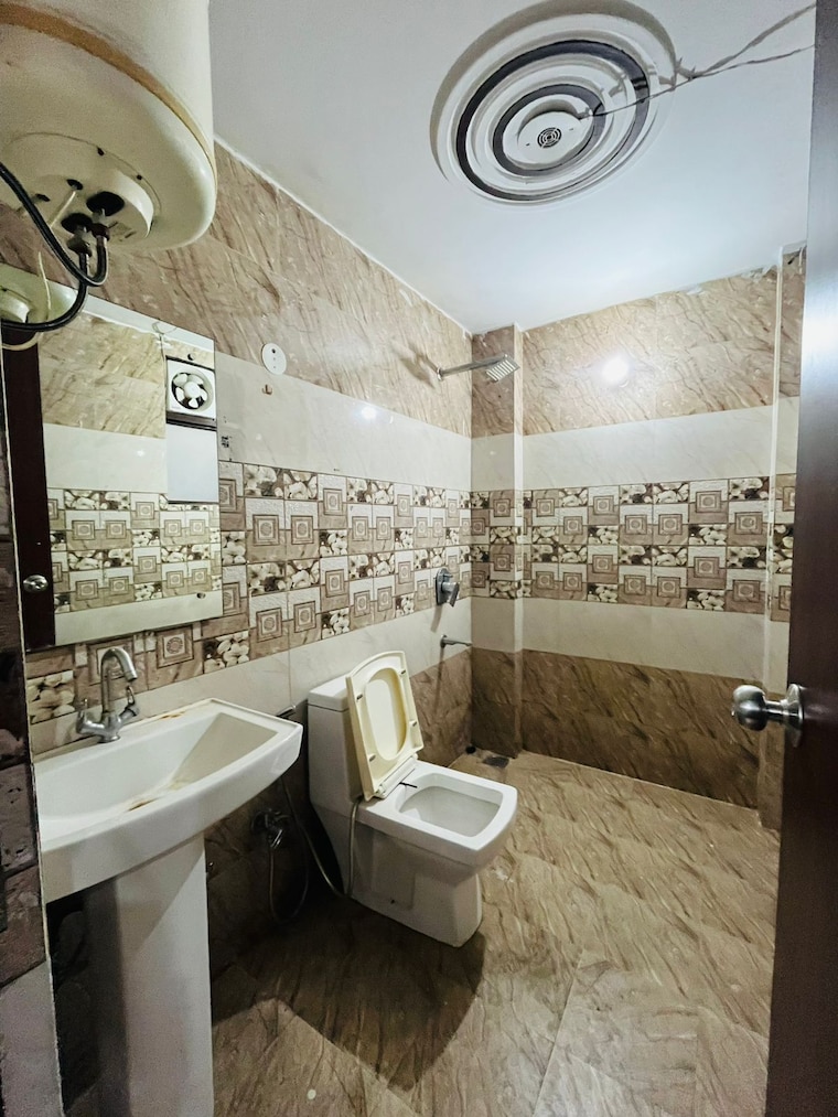 Bathroom, sector 52 2 Bedroom 1366 Sq.Ft. Builder Floor In Sector 52 Gurgaon 9646123