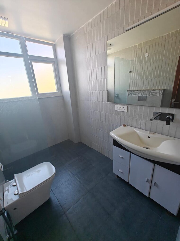 Bathroom, chittaranjan park 1 Bedroom 100 Sq.Yd. Builder Floor In Chittaranjan Park Delhi 9646165