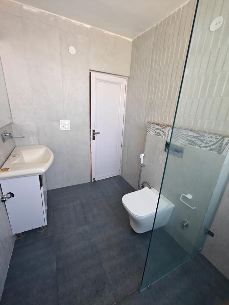 Bathroom, chittaranjan park 1 Bedroom 100 Sq.Yd. Builder Floor In Chittaranjan Park Delhi 9646165