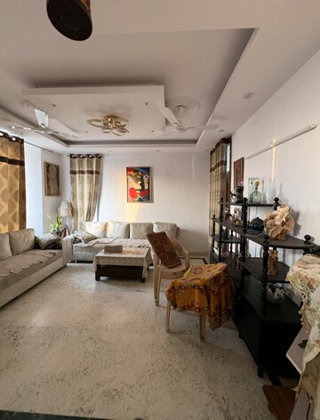 Living Room in 2.5 BHK Apartment at The Retreat Gurgaon, Sector 41 – for Rent