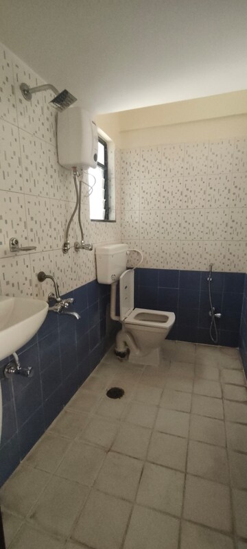 Team Area in 2 BHK Apartment at Vijay Park, Kasarvadavali – for Sale