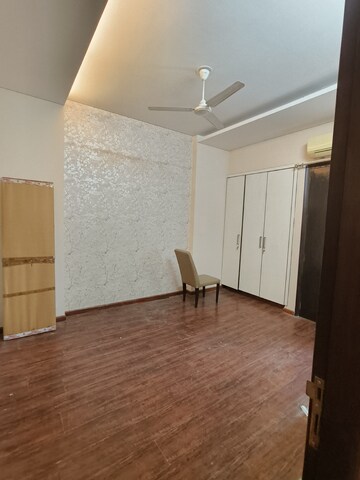 Room in 3.5 BHK Builder Floor at Unitech South City II, Sector 50 – for Rent