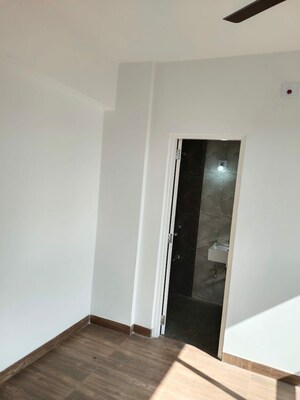 Room in 3 BHK Apartment at Vaishnodevi Circle – for Rent