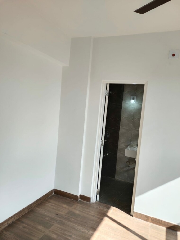 Room, vaishnodevi circle 3 Bedroom 1500 Sq.Ft. Apartment In Vaishnodevi Circle Ahmedabad 9646332