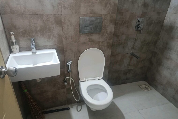 Bathroom, dn nagar 2 Bedroom 780 Sq.Ft. Apartment In Dn Nagar Mumbai 9646454