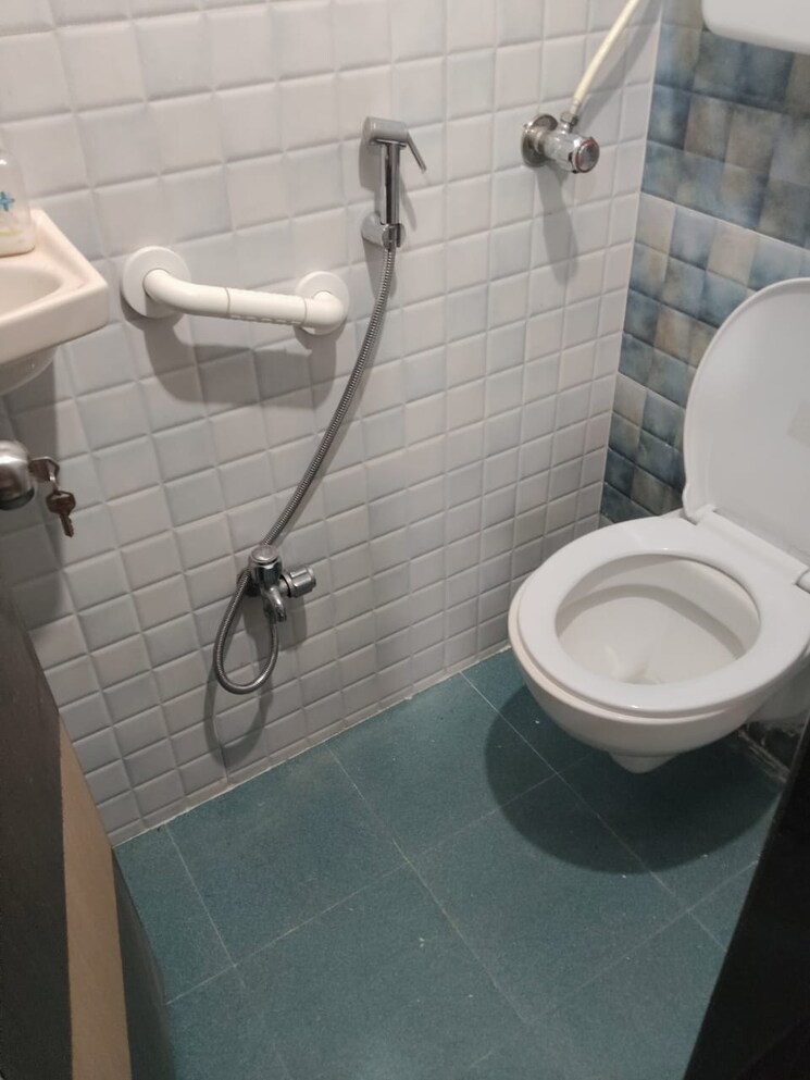 Bathroom, mantri-park 1 RK 225 Sq.Ft. Apartment In Goregaon East Mumbai 9646492