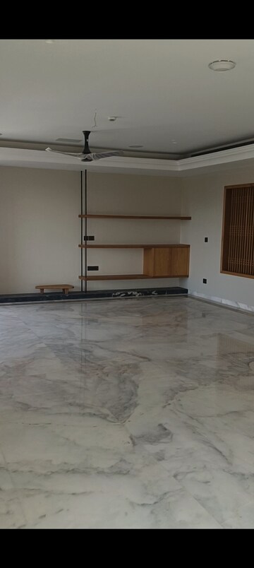 Room in 4 BHK Apartment at Prestige Hermitage, Halasuru – for Rent