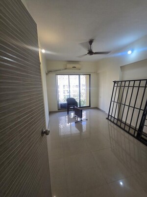 Room in 2 BHK Apartment at DLH Sorrento, Veera Desai Road – for Rent