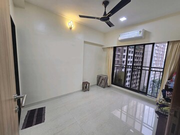 Room in 2 BHK Apartment at DLH Sorrento, Veera Desai Road – for Rent